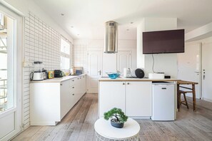 Fridge, oven, stovetop, dishwasher