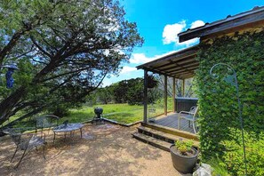 Terrace/patio - Romantic Cabin Retreat with a Private Hot Tub and Pool in Wimberley, Texas (Wimberley)
