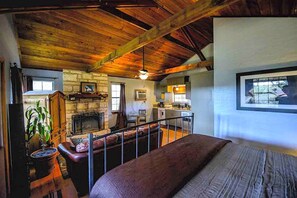 1 bedroom, WiFi, bed sheets - Romantic Cabin Retreat with a Private Hot Tub and Pool in Wimberley, Texas (Wimberley)