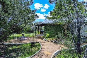 Outdoor dining - Romantic Cabin Retreat with a Private Hot Tub and Pool in Wimberley, Texas (Wimberley)