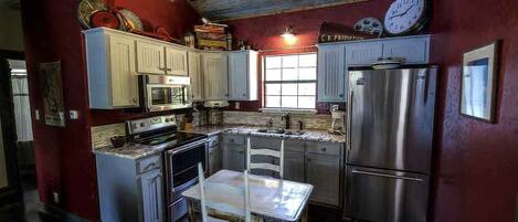 Réfrigérateur, four à micro-ondes, surface de cuisson, cafetiÚre-théiÚre