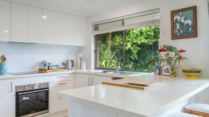 Een koelkast, een microgolfoven, een oven, een kookplaat