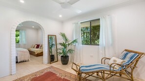 3 slaapkamers, een strijkplank/strijkijzer, gratis wifi, beddengoed