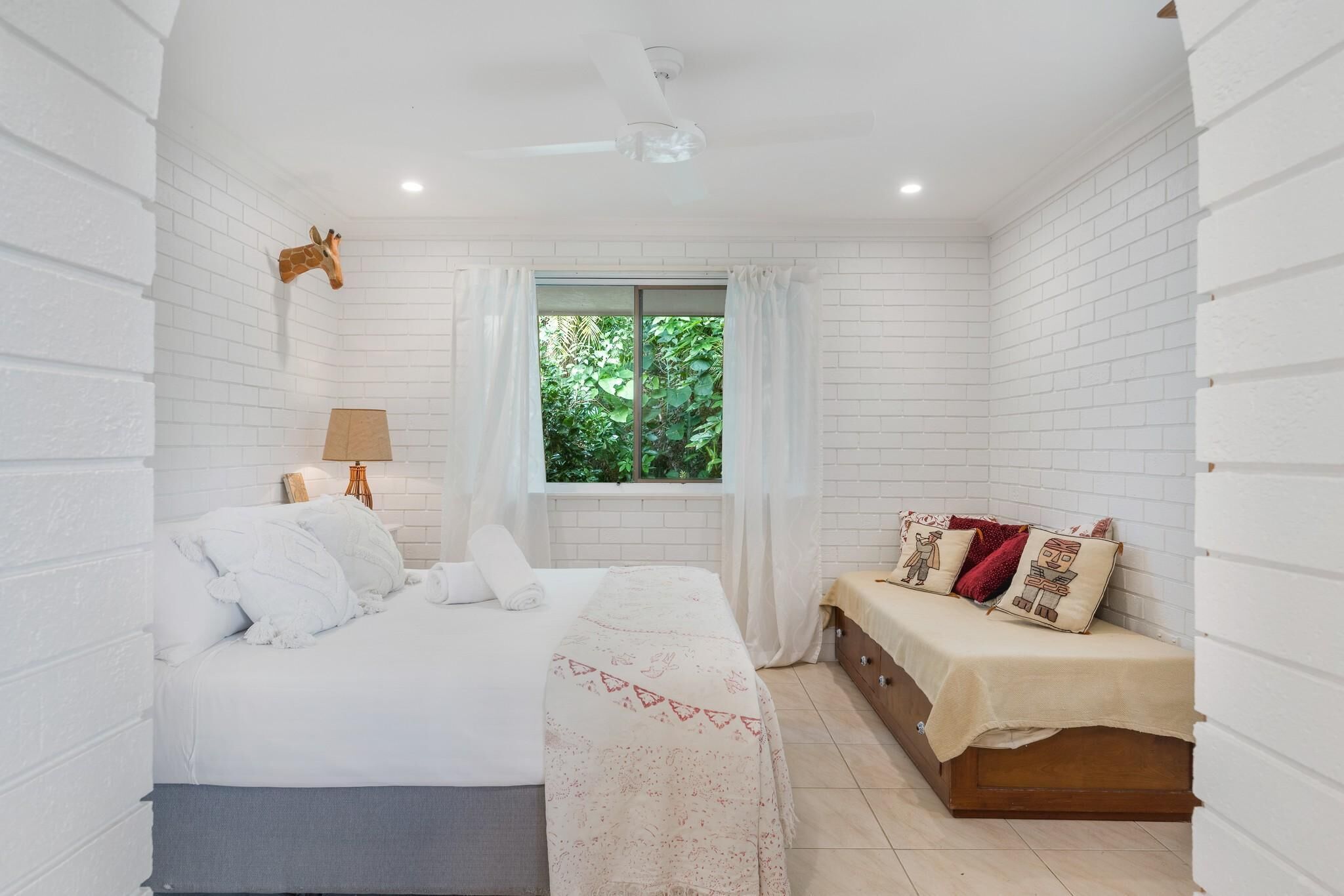 3 bedrooms, iron/ironing board, internet, bed sheets