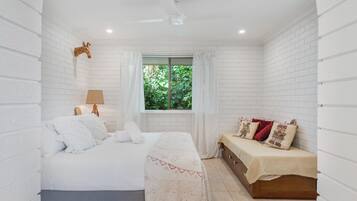 3 bedrooms, iron/ironing board, internet, bed sheets