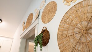 Una pared con cestas tejidas de diferentes tamaños y formas circulares tejidas.