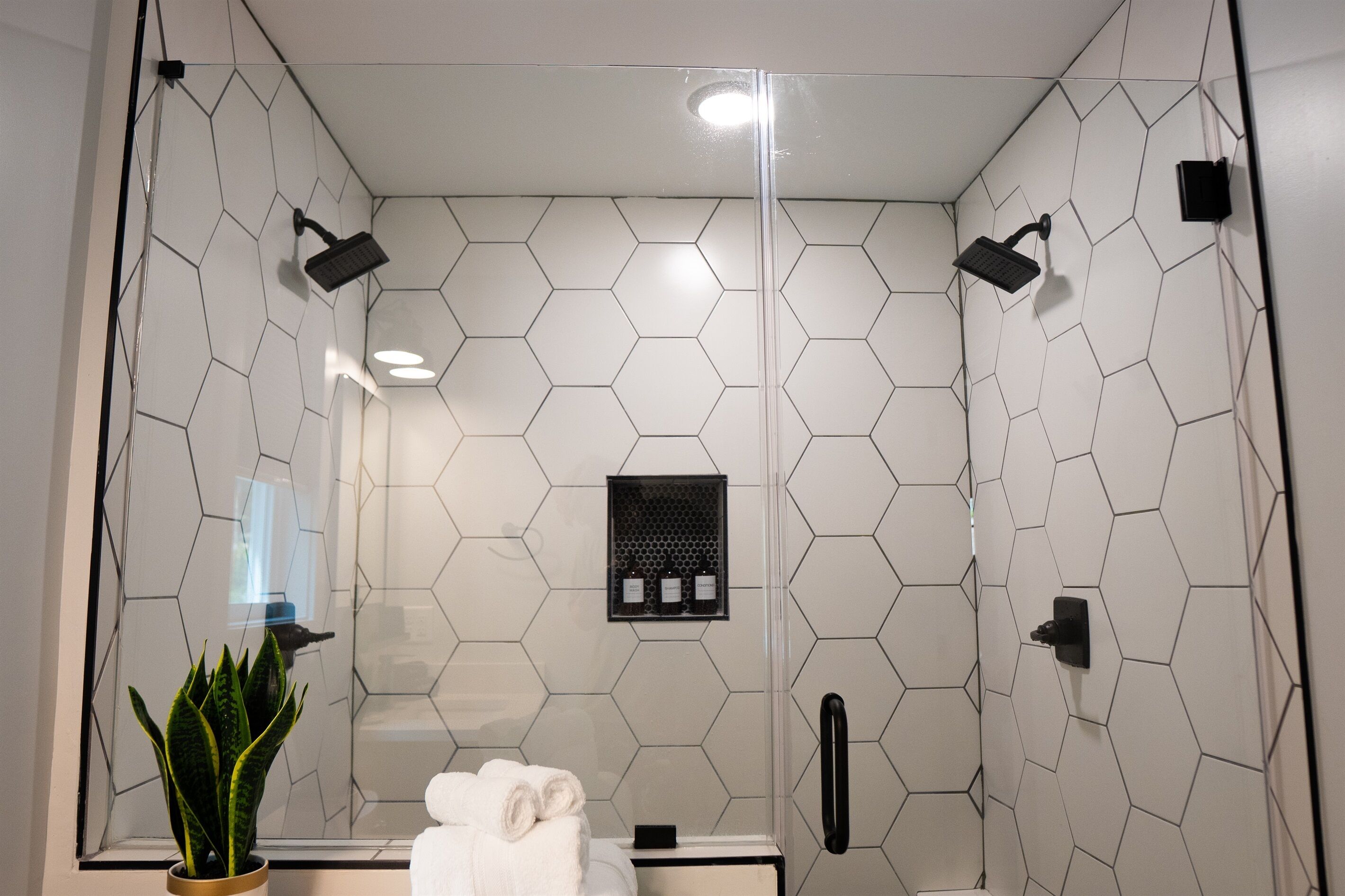 Een douche, een haardroger, handdoeken