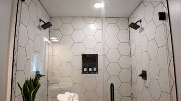 Een douche, een haardroger, handdoeken