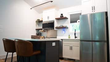 Geladeira, micro-ondas, fogão, cooktop