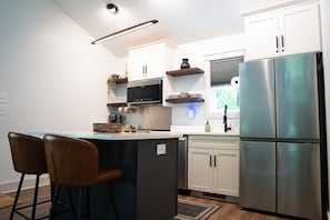 Geladeira, micro-ondas, fogão, cooktop