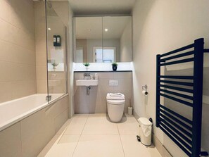 Shower, towels - City Sky View Centre Luxe Apartment - 2 Bedrooms (Manchester)