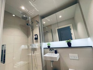 Shower - City Sky View Centre Luxe Apartment - 2 Bedrooms (Manchester)