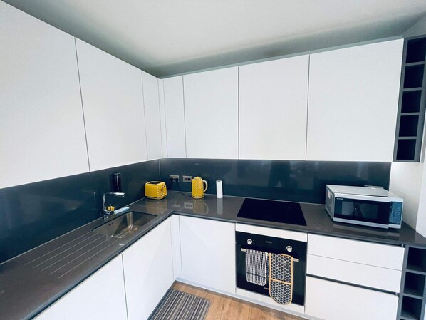Fridge, microwave, oven, stovetop - City Sky View Centre Luxe Apartment - 2 Bedrooms (Manchester)
