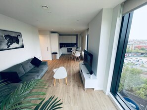 TV - City Sky View Centre Luxe Apartment - 2 Bedrooms (Manchester)