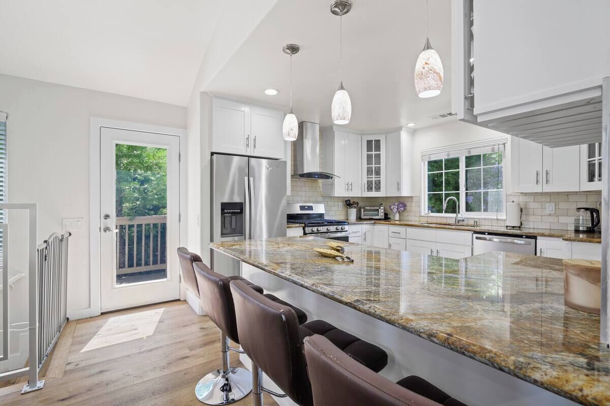 Fridge, microwave, stovetop, dishwasher