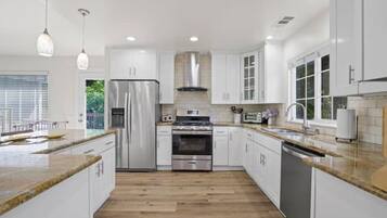 Fridge, microwave, stovetop, dishwasher