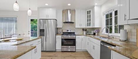 Fridge, microwave, stovetop, dishwasher