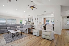 Una Smart TV, una chimenea