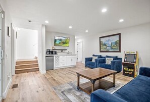 Smart TV, fireplace - Forest Retreat w/ Decks, Game Room & Walk to Lake (Lake Arrowhead)