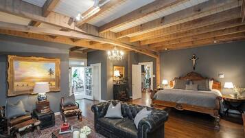 7 bedrooms, desk, iron/ironing board, travel crib