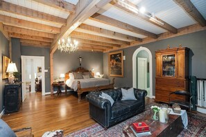 7 bedrooms, desk, iron/ironing board, travel cot