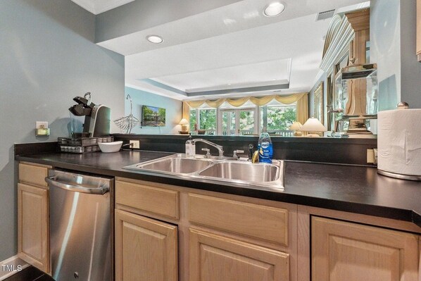 Coffee/tea maker, cookware/dishes/utensils