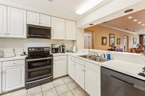 ثلاجة، ميكروويف، فرن، موقد طهي مسطح