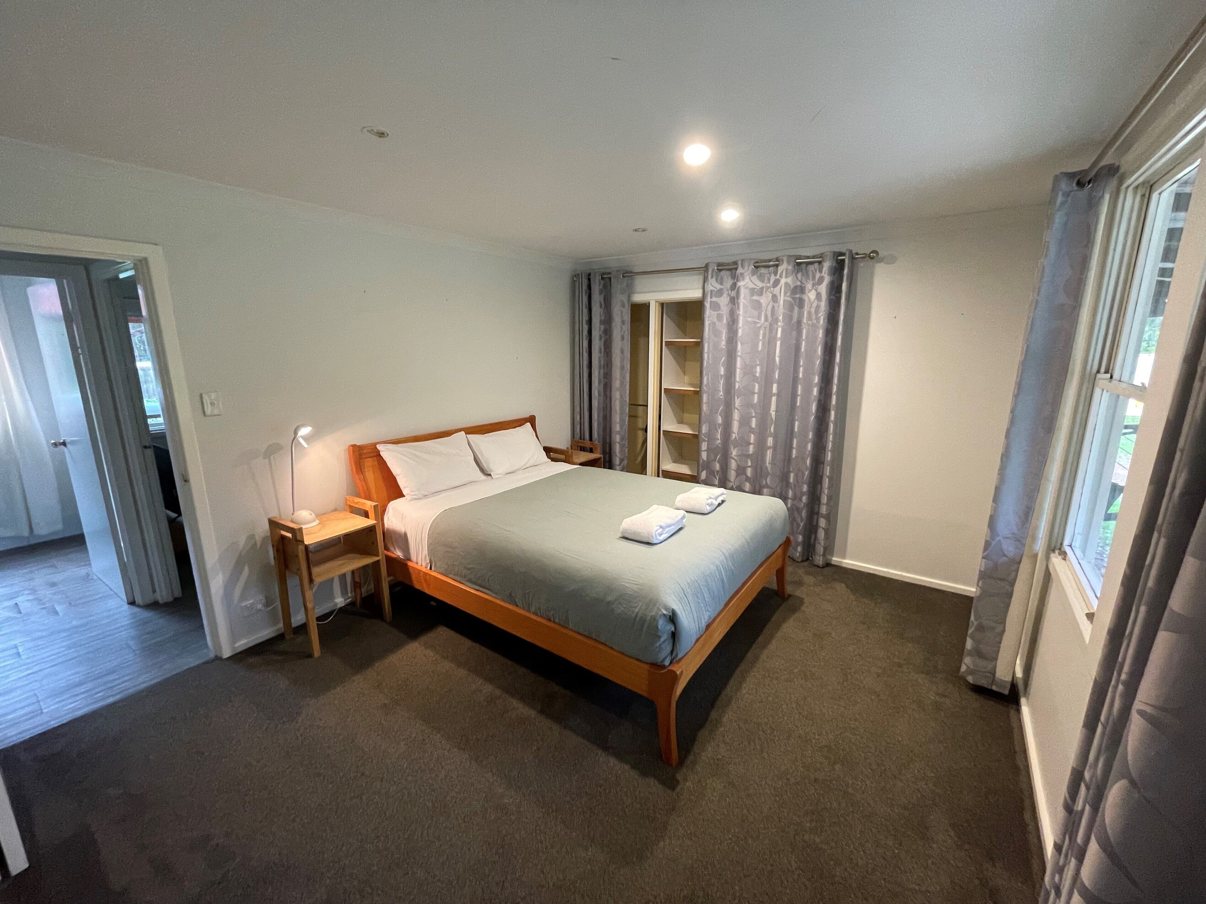 4 多间卧室、熨斗/熨衣板、WiFi、床单