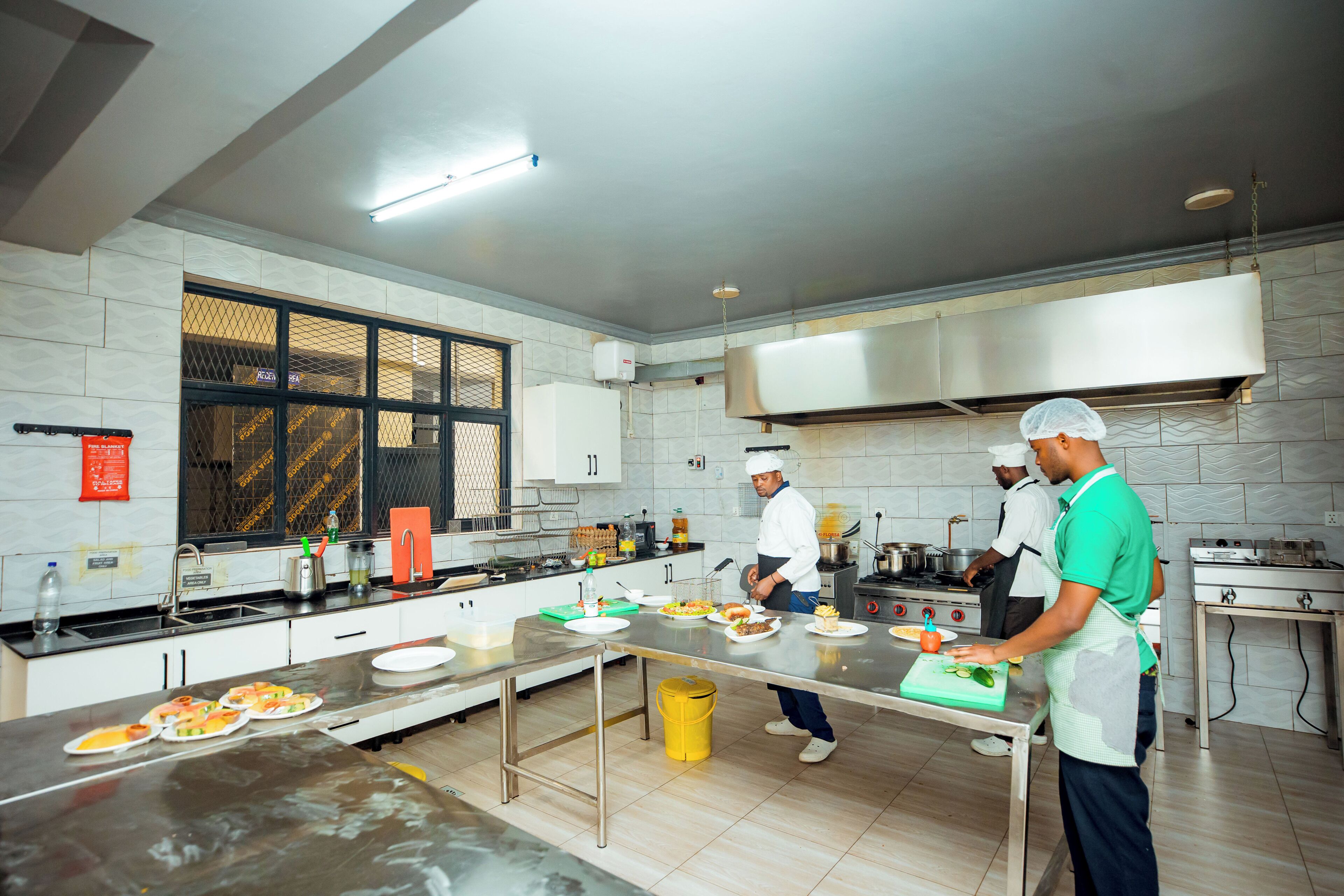 Una cocina moderna con electrodomésticos de acero inoxidable, una isla grande y un ventanal con vistas.