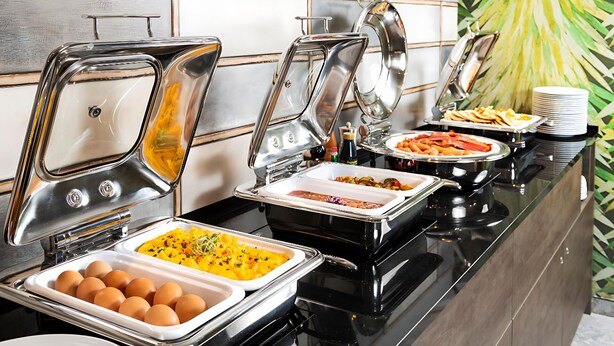 Un buffet proposant une variété de plats et un plan de travail de cuisine moderne.
