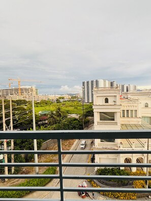 Rom, 1 soverom, balkong, byutsikt | Overnattingsstedets uteområder