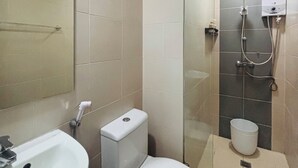 Room, 1 Bedroom, Balcony, City View | Bathroom - Room-serene Getaway With Prime Emperador (Iloilo)