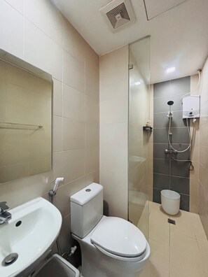 Chambre, 1 chambre, balcon, vue ville | Salle de bain