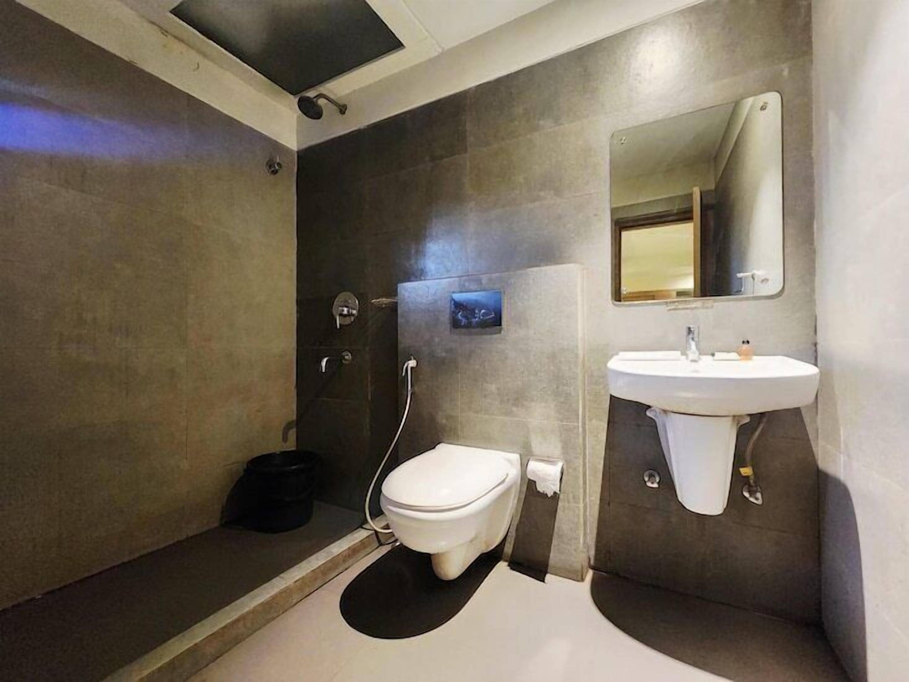 Superior Double Room, City View | Bathroom | Shower, towels
