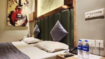 Superior Double Room, City View | Bathroom | Shower, towels