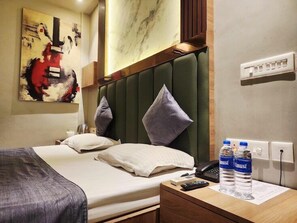 Habitación doble superior, vista a la ciudad | Baño | Regadera y toallas 