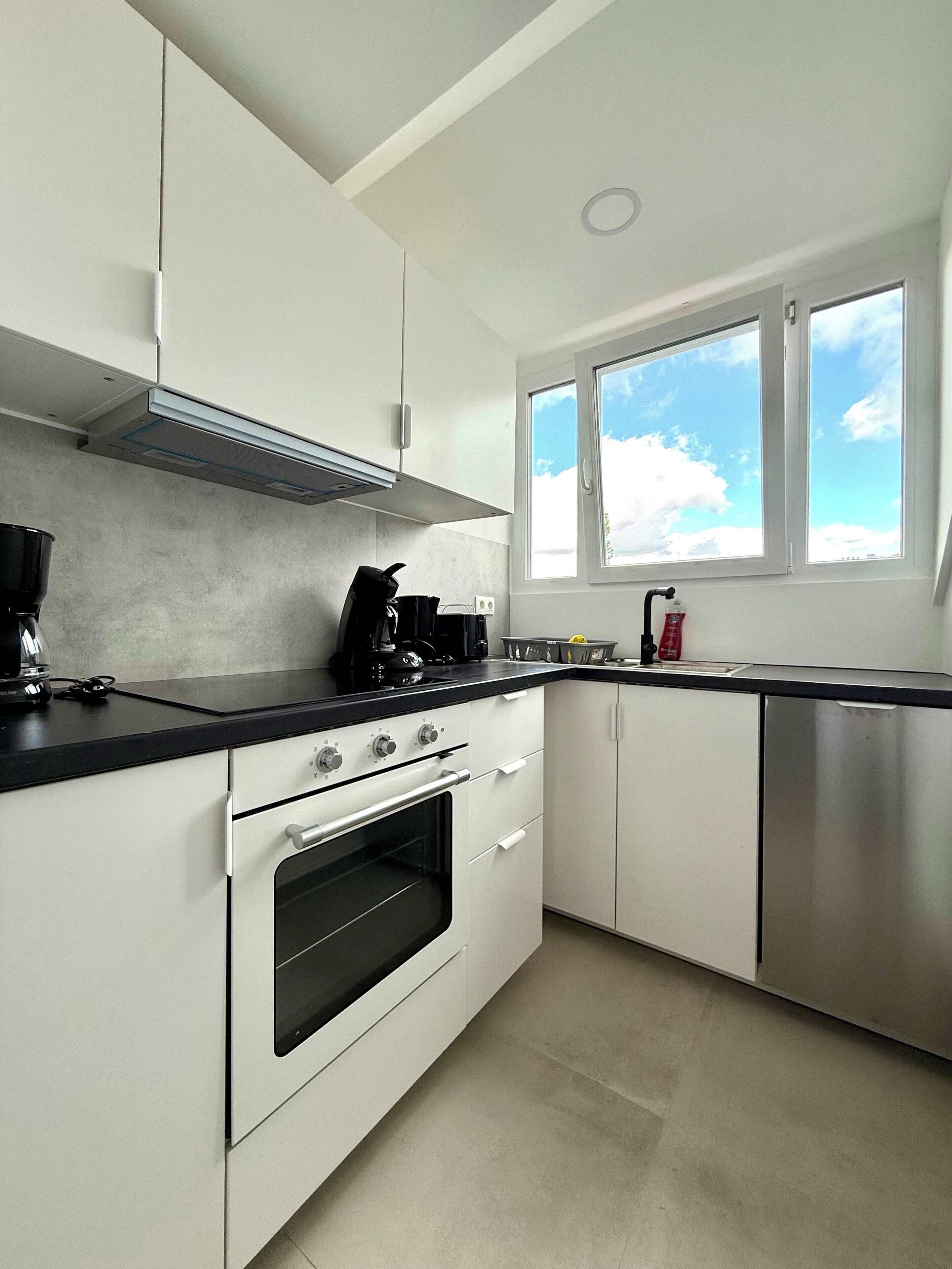 Een koelkast, een oven, een vaatwasser, een koffiezetapparaat/waterkoker