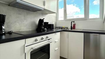 Een koelkast, een oven, een vaatwasser, een koffiezetapparaat/waterkoker