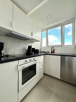 Een koelkast, een oven, een vaatwasser, een koffiezetapparaat/waterkoker