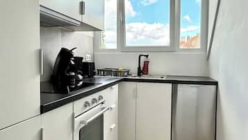 Fridge, oven, dishwasher, coffee/tea maker