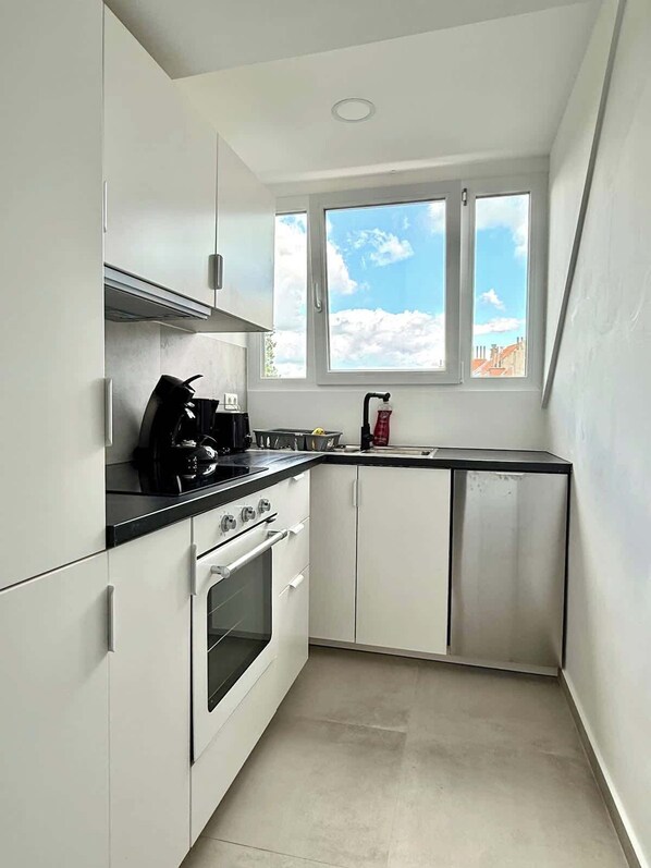 Fridge, oven, dishwasher, coffee/tea maker