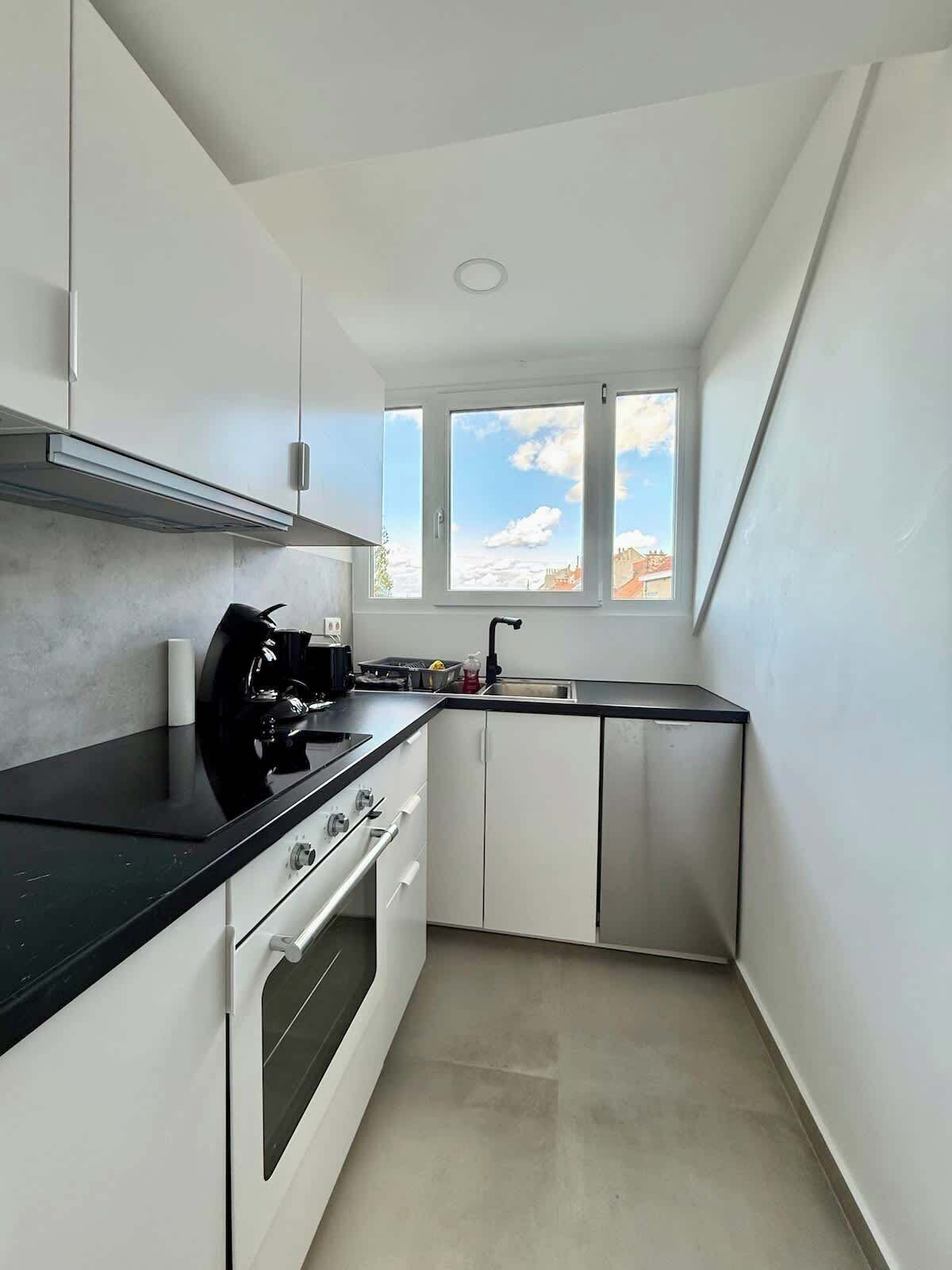 Réfrigérateur, four, lave-vaisselle, cafetière/bouilloire