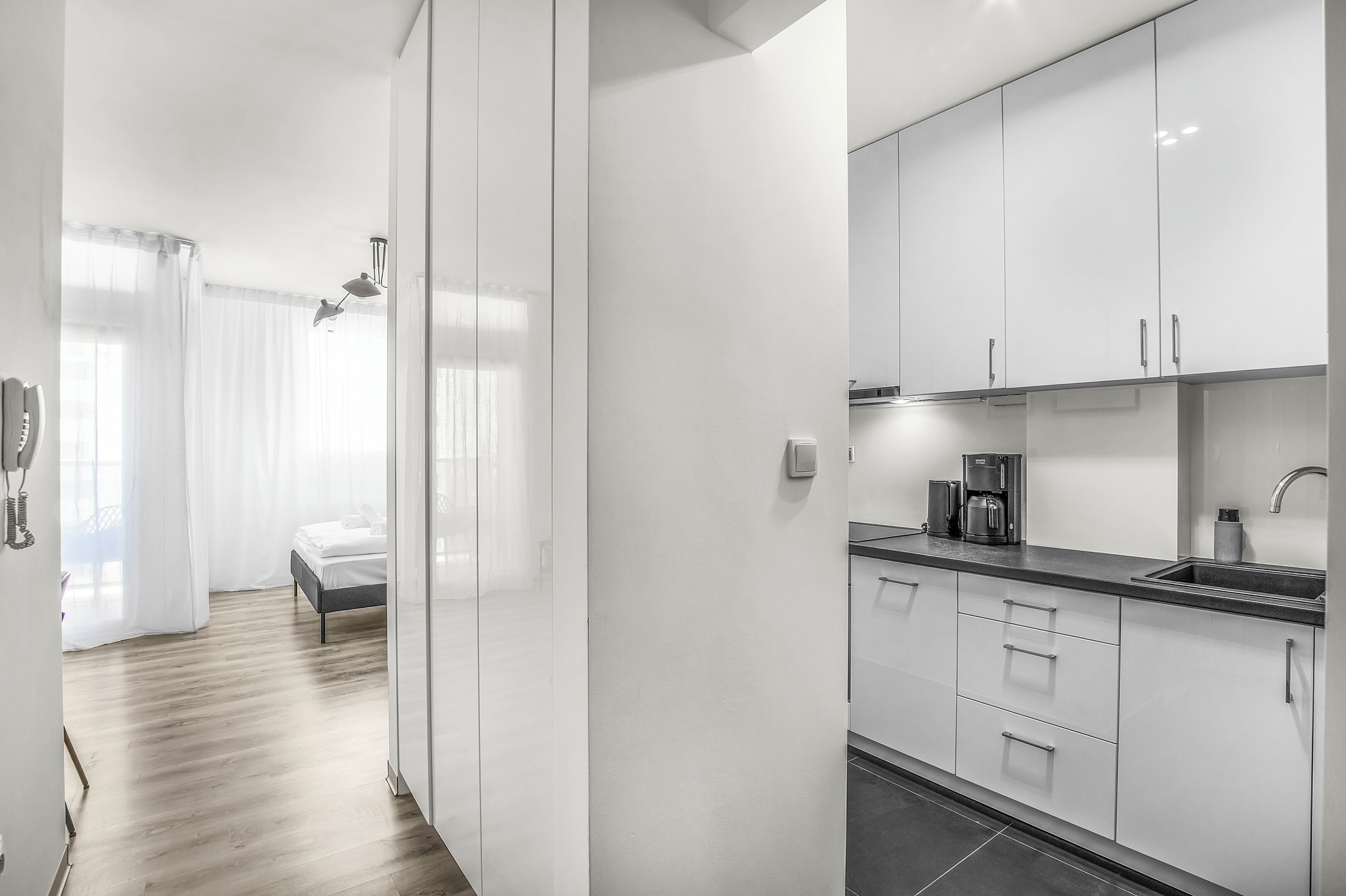 Studio (67) | Private kitchen | Fridge, stovetop, electric kettle, cookware/dishes/utensils