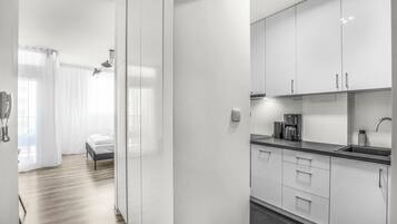 Studio (67) | Private kitchen | Fridge, stovetop, electric kettle, cookware/dishes/utensils