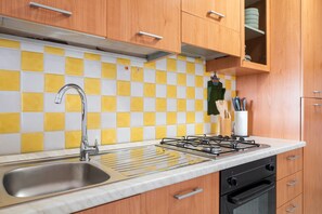 Frigorífico, horno, placa de cocina y cafetera o tetera