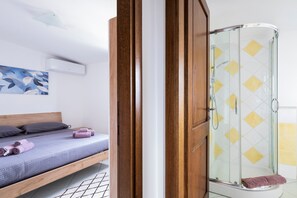 Chuveiro, secador de cabelo, toalhas de banho 