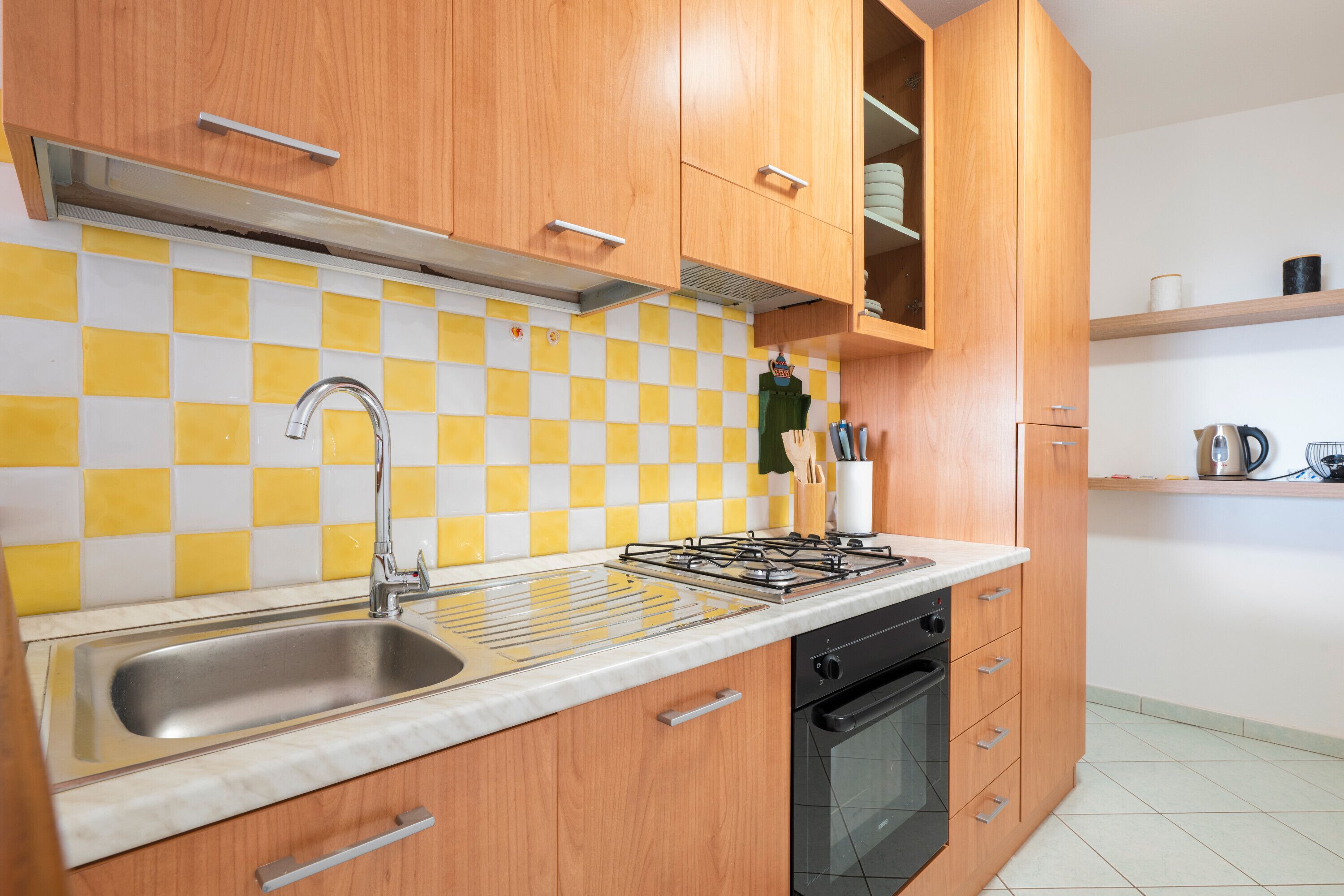 Kühlschrank, Ofen, Herdplatte, Wasserkocher mit Kaffee-/Teezubehör