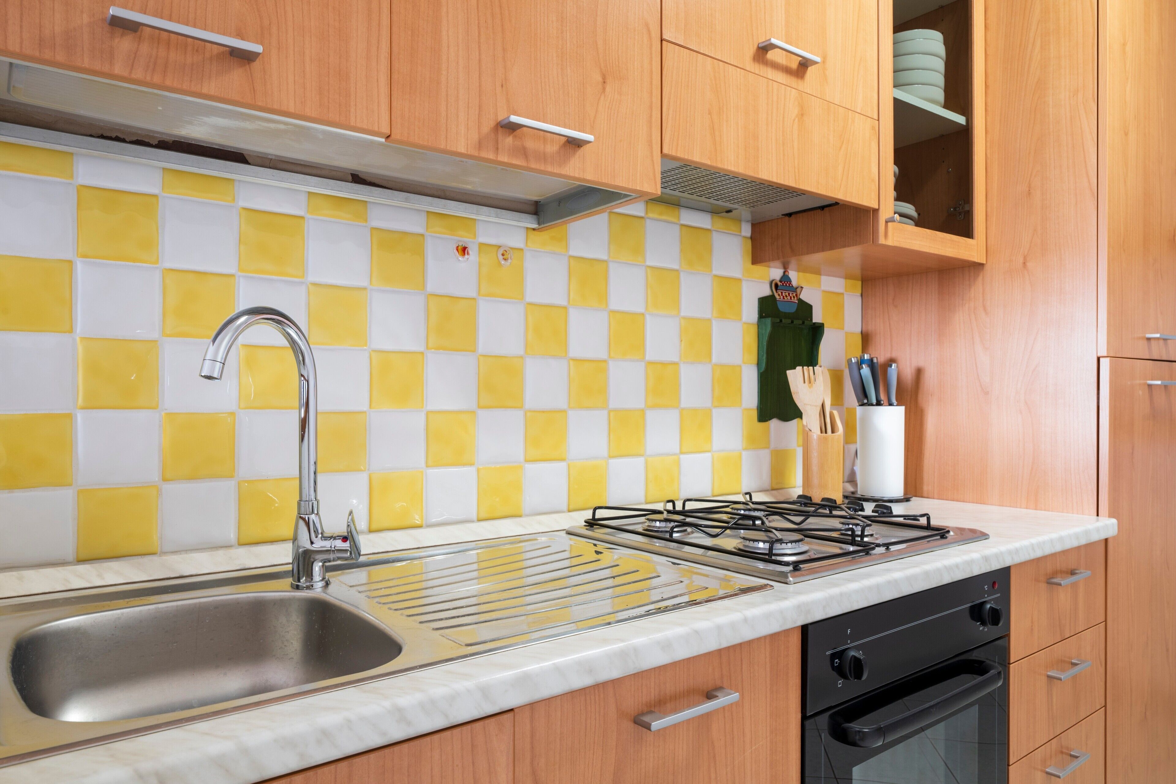 Fridge, oven, stovetop, coffee/tea maker