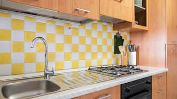 Fridge, oven, stovetop, coffee/tea maker