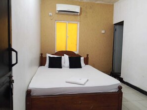 Economy Double Room | Free WiFi - The Options Beach Guest House  (Dehiwala-Mount Lavinia)